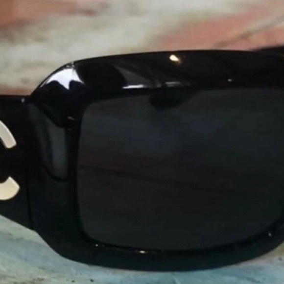 CHANEL Sleek Black Eyewear - Picture 3 of 3